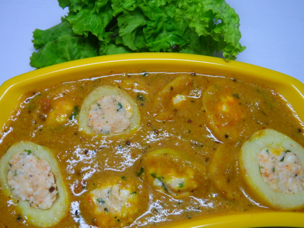 Paneer stuffed aalo with gravy